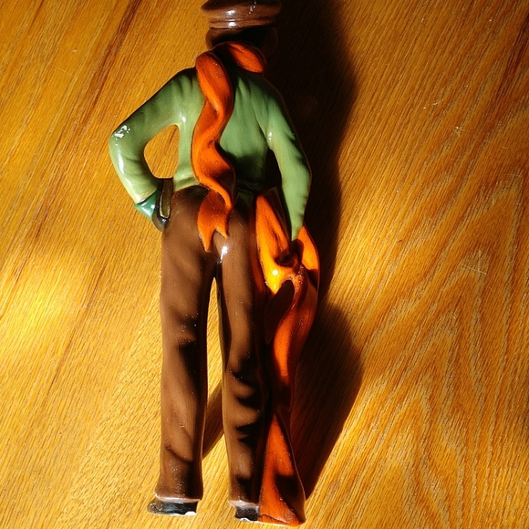 CR VINTAGE Hand Painted Newsboy Ceramic Figurine resembles a young Elvis - Picture 4 of 6